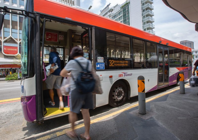Singapur uvodi kazne za puštanje glazbe u autobusima i držanje nogu na sjedalima
