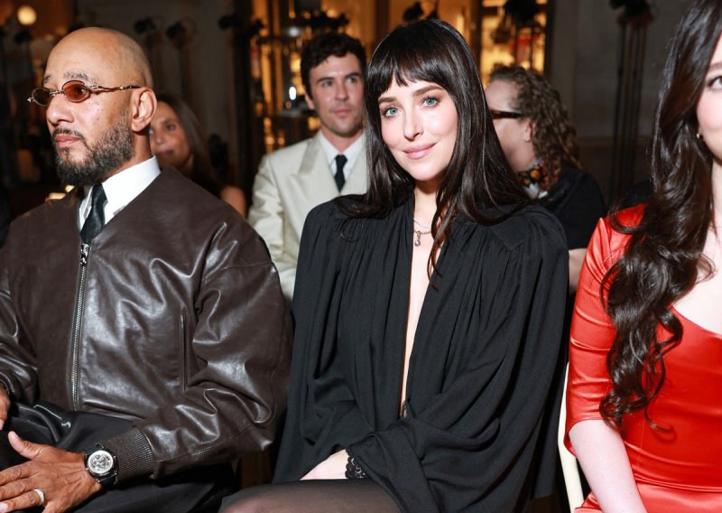 Duboki dekolte i potpuno prozirna suknja: Dakota Johnson ponovno igra na kartu senzualnosti