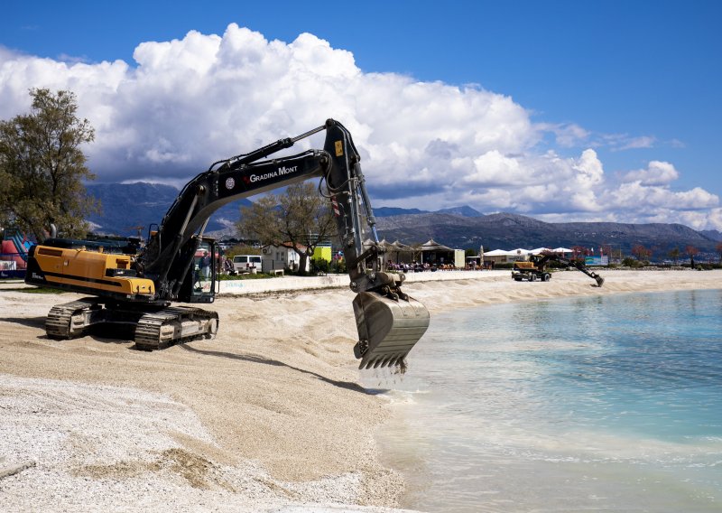 Pomahnitao na plaži kod Trogira: Sjeo u tuđi bager i krenuo na muškarca