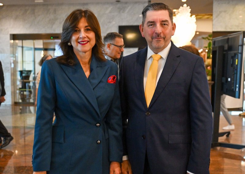 Sanja Musić Milanović zablistala u elegantnom poslovnom izdanju: Jedan detalj razbio je tamne tonove