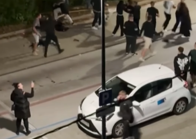 VIDEO Masovna tučnjava ispred bara u Postojni: Stanari u strahu, gradonačelnik: 'Ovo još nisam doživio'