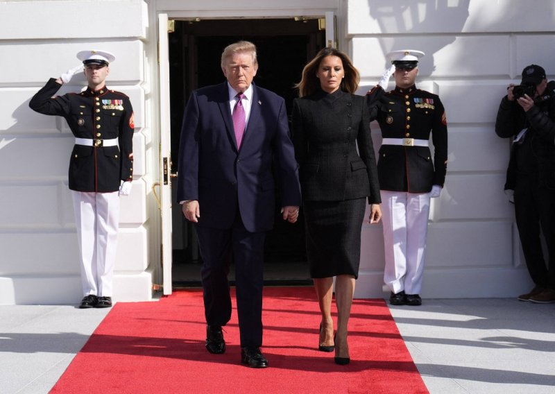 Melania Trump u crnom od glave do pete: Elegantno izdanje privuklo pažnju zanimljivim krojem