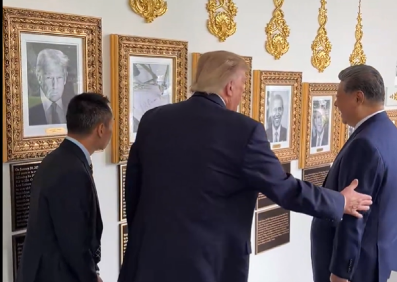 VIDEO Pogledajte kako je Xi prasnuo u smijeh kad mu je Trump pokazao Bidenov 'portret'