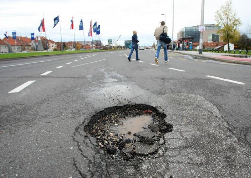 Javna poduzeća i dalje grcaju u dugovima