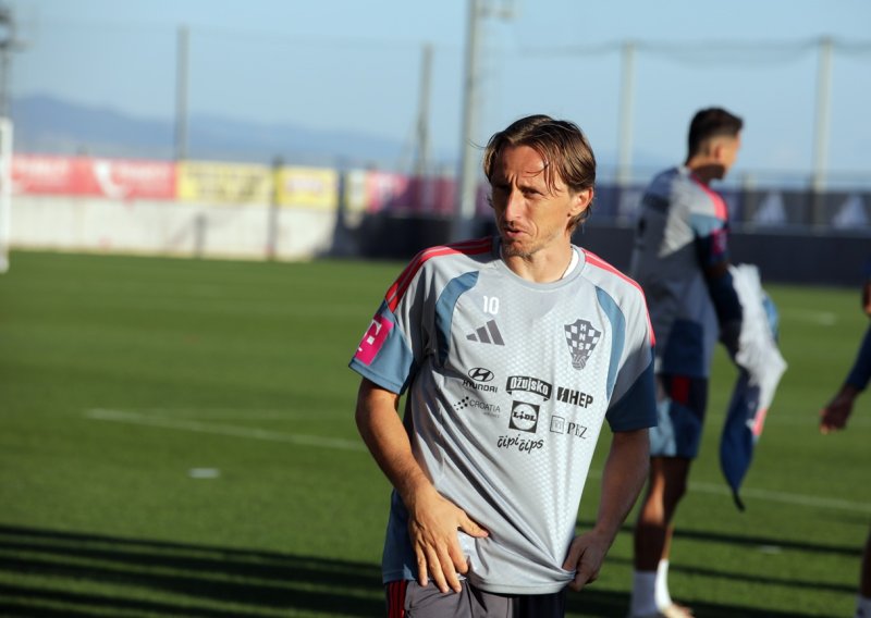 Modrić, Kovačić i Sučić ugledali su rupu u zidu.... Pogledajte njihovu upornost!