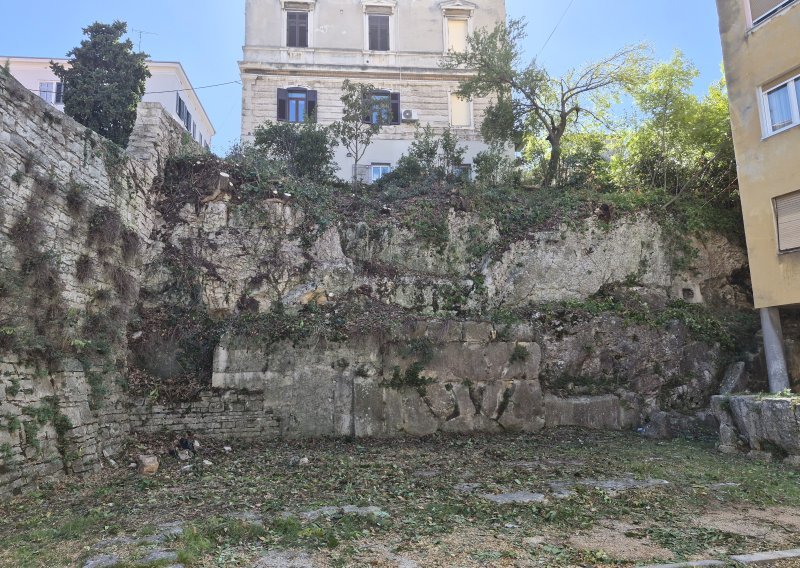 Pula očistila ostatke kazališta starog gotovo 2000 godina: Među grmljem bio je i otpad