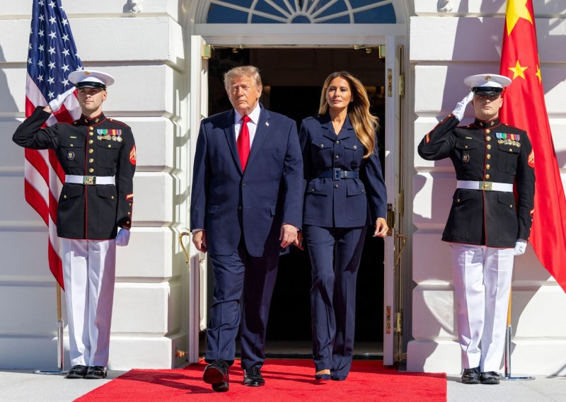 Melania Trump odabrala tamnoplavo od glave do pete: Jedan detalj potpuno je oblikovao siluetu