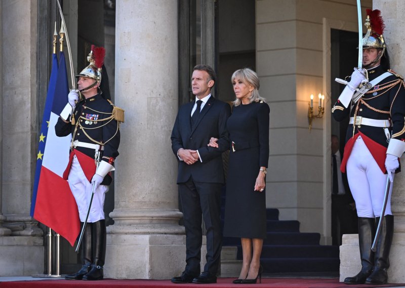 Brigitte Macron za susret s papom odjenula crno od glave do pete: Izbor boje nije bio slučajan