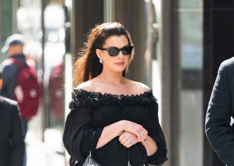 Anne Hathaway prošetala New Yorkom u crnom od glave do pete: Zvijezda stajlinga bila je kultna Prada Cleo torbica