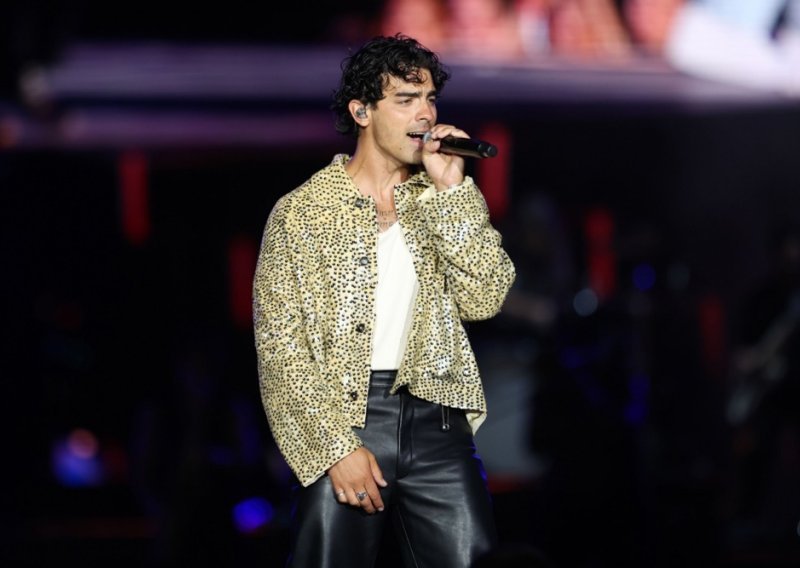 Trenutak odmora pretvorio se u noćnu moru: Joe Jonas završio zarobljen između dvaju brodova