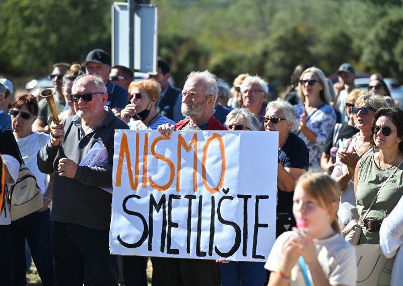 Istrijani protiv otpada na Kaštijunu: 'Smrdi nam osam godina'
