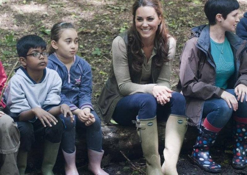 Kate u šumi s djecom u skupim čizmama