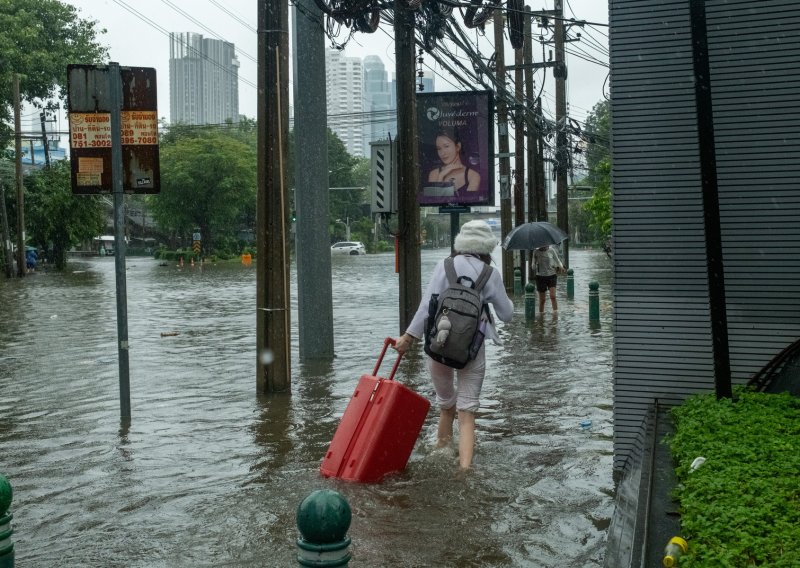 Bangkok proglasio stanje katastrofe: Ulice pod vodom, stanovnicima stiglo upozorenje