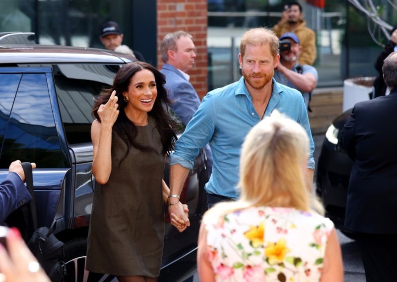 Držeći se za ruke stigli u običan pub: Meghan i Harry prvi put zajedno viđeni nakon velike selidbe