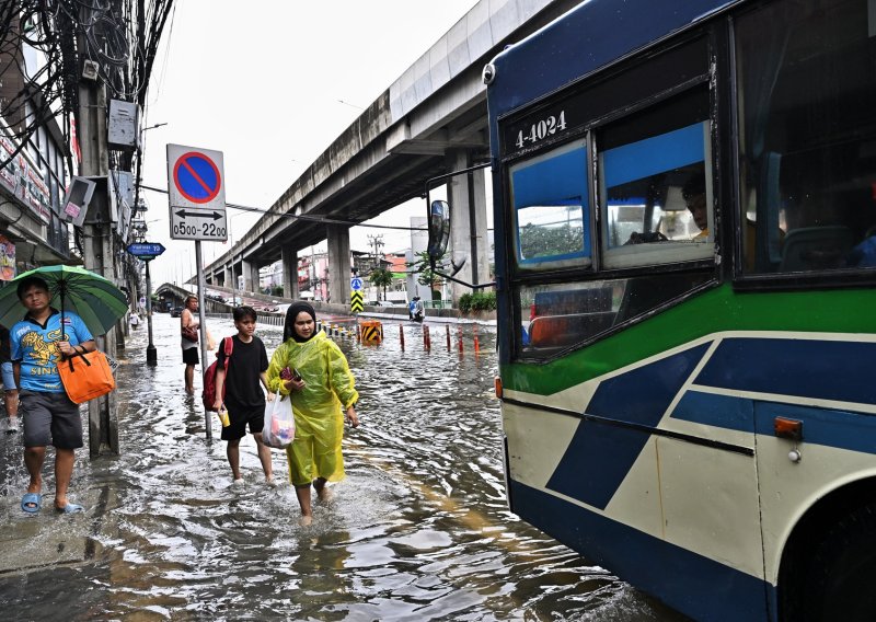 Bangkok izlazi iz katastrofe: Voda do koljena se povukla, evakuirano 4200 ljudi