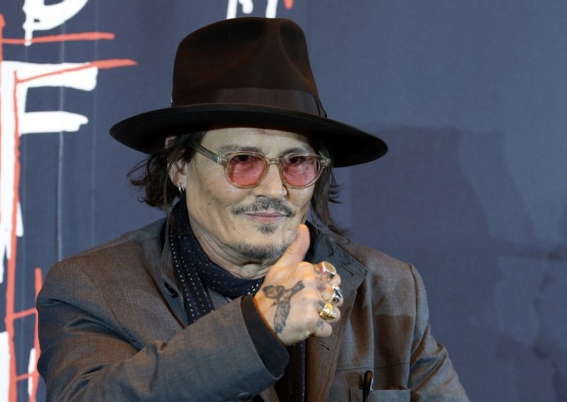 Johnny Depp šokirao uzvanike: Usred zabave otkinuo umjetno lišće sa zida i počeo ga žvakati