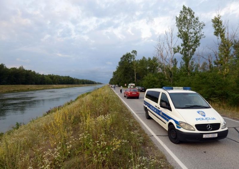 Automobil izvučen iz jezera, potraga za majkom nastavljena
