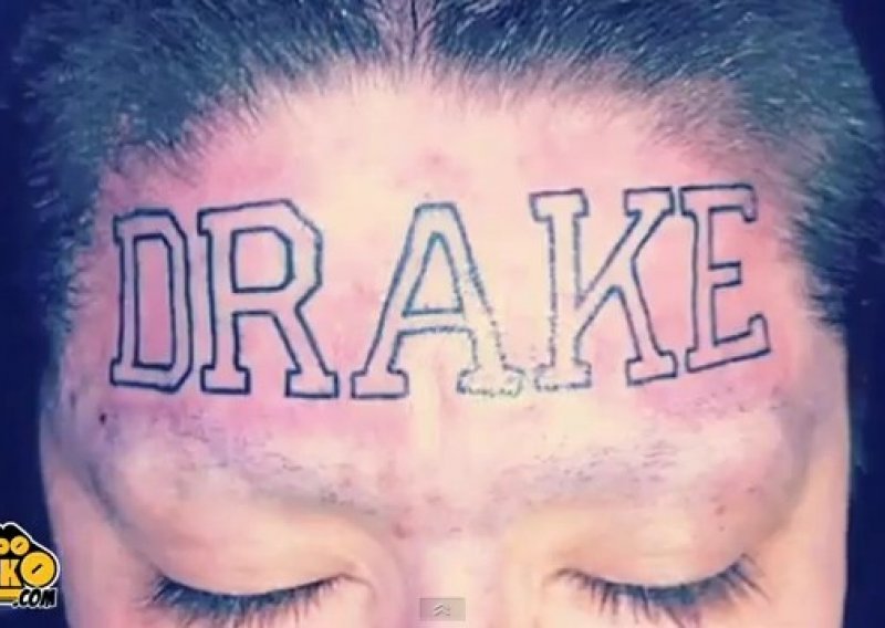 Tetovirala ime Drake na čelo