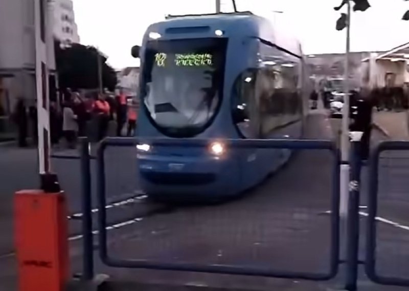 VIDEO Sedamnaestica nije sama: Još jedan tramvaj izašao na ulice! Ovdje ih možete pratiti