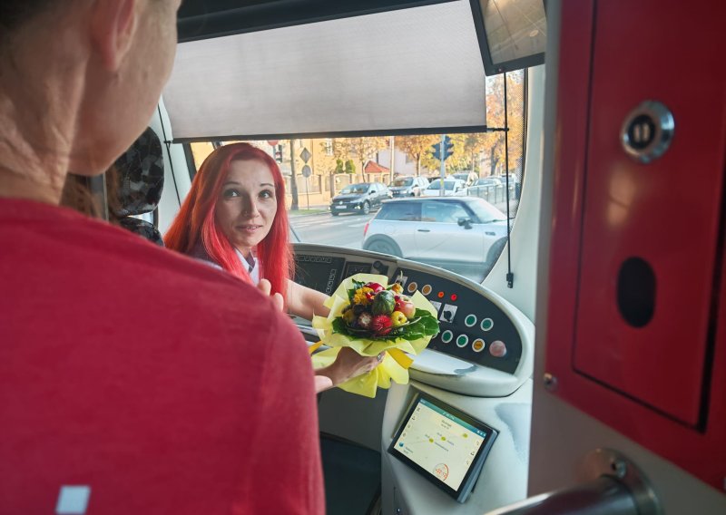 FOTO/VIDEO Prizor jutra u Zagrebu: Vozačica sedamnaestice odlučila raditi, a onda joj je prišla vatrogaskinja