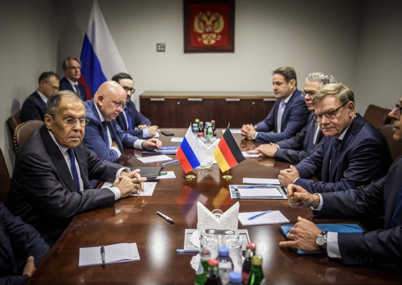 VIDEO Lavrov pred Wadephula stavio sporno izvješće, pogledajte što je napravio Nijemac