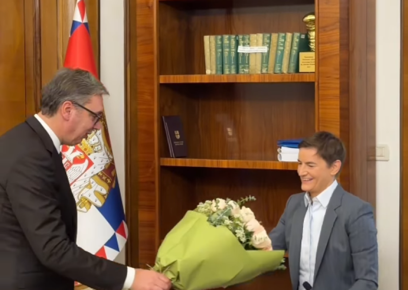 Vučić predao Srbiju i cvijeće Ani Brnabić: 'Sretan ti rođendan i preuzimanje, odoh ja!'