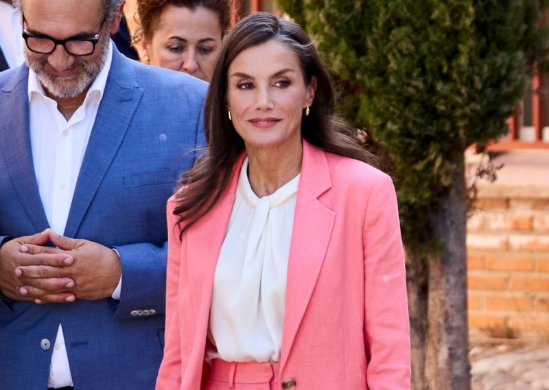 Zaboravite na sivu i crnu: Kraljica Letizia pokazala kako izgleda drugačija jesenska poslovna elegancija