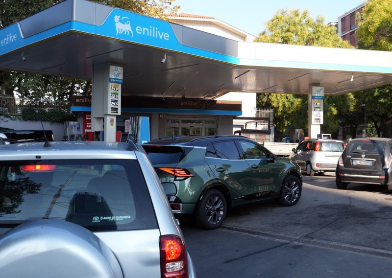 Kaos i rat cijenama: Talijani pohrlili po jeftinije gorivo