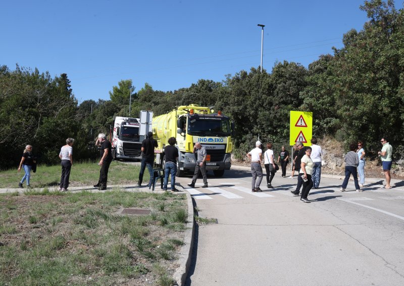 FOTO 'Nećemo stati mjesec dana': Građani blokirali Holcim, kamioni ne mogu ni unutra ni van