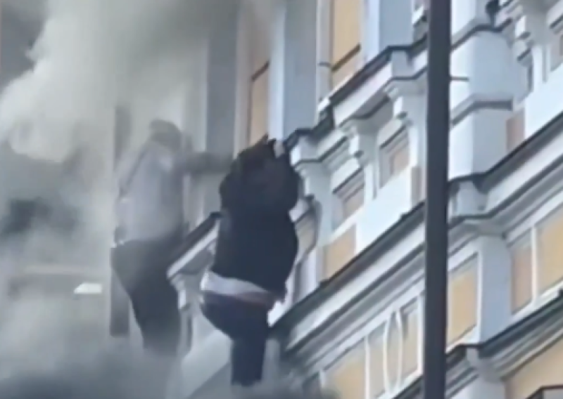 Rusi dronom pogodili važnu zgradu u Kijevu: Dok su jedni bježali kroz prozor, drugi su ispijali kavu