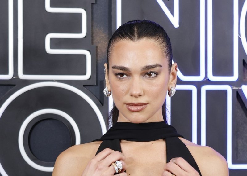 Dua Lipa na obiteljskom vjenčanju zaplesala s čašom na glavi: Otac Dukagjin oduševio nesvakidašnjim potezom