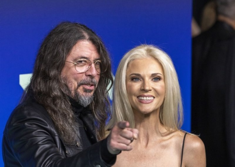 Dvije godine nakon priznanja nevjere: Dave Grohl na crveni tepih doveo suprugu i kćeri
