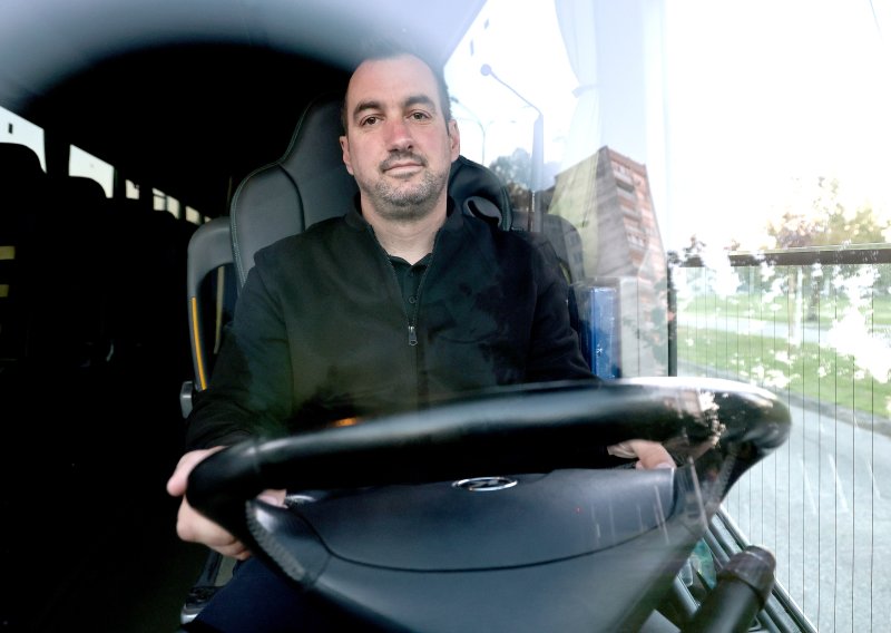 Ovaj vozač autobusa i danas besplatno vozi ljude: 'Ljudi moraju moći doći do bolnice'