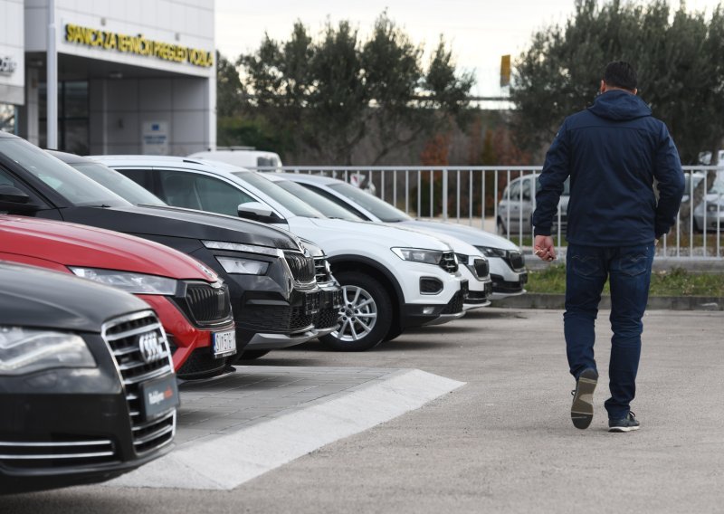Država prodaje 79 automobila: Cijene od 130 eura, među njima BMW, Audi, Mercedes i Range Rover