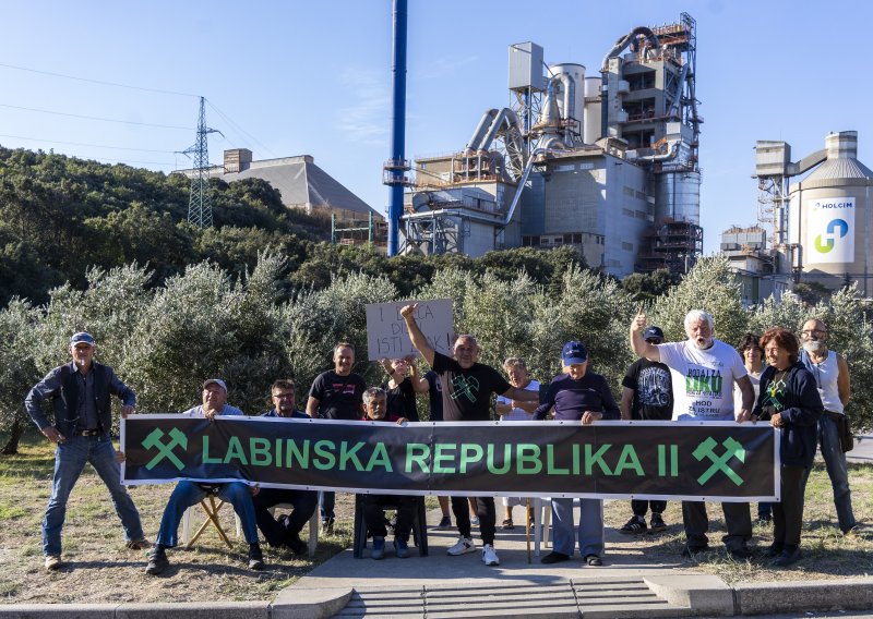FOTO/VIDEO Nastavlja se blokada Holcima: Prosvjednici proveli noć pred tvornicom, kamione i dalje ne puštaju