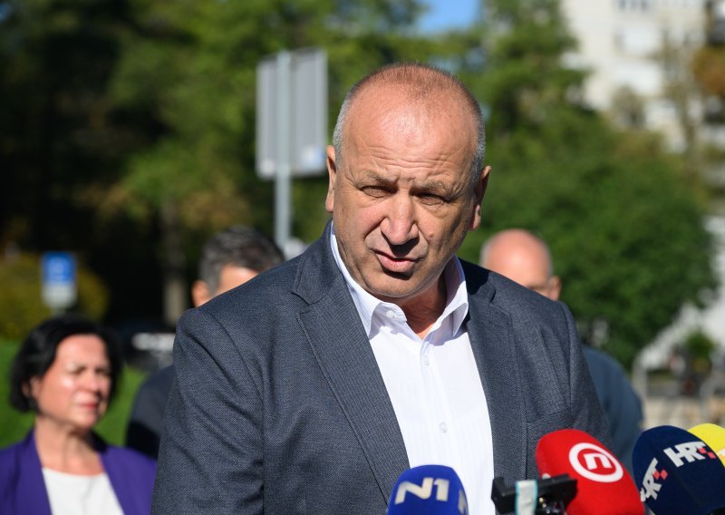 Šef sindikata Čistoće Tomaševiću: 'Sjednimo za stol, građani trpe'