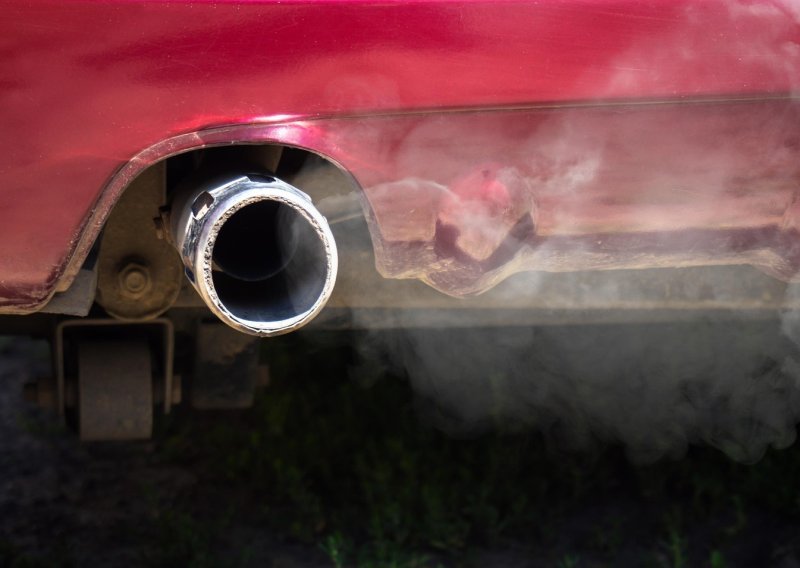 Bijeli dim izlazi iz auspuha kad upalite auto? U jednom slučaju je potpuno normalan, u drugom imate problem