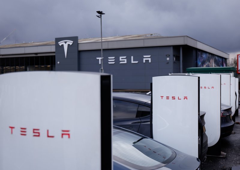 Tesla ponovno odgodio predstavljanje automobila kojeg se čeka gotovo devet godina