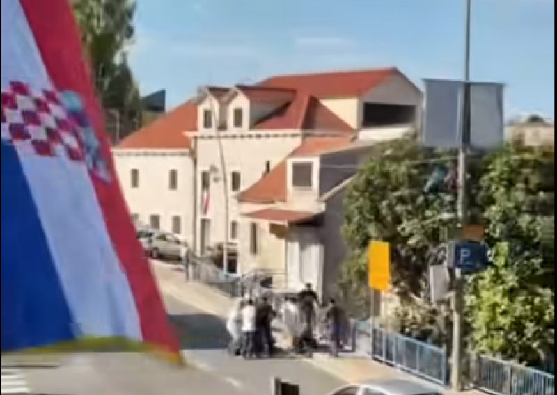 Nemila scena u Trilju: Devetorica tukla jednoga