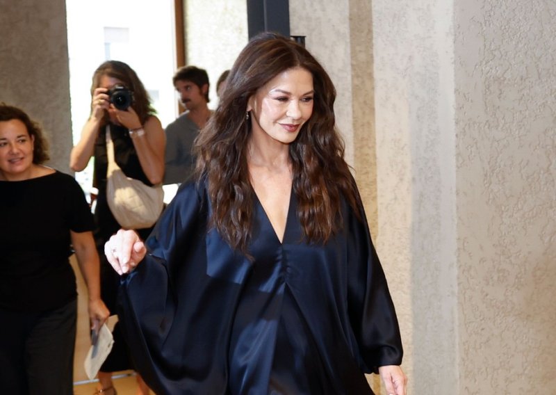 Catherine Zeta-Jones u maloj crnoj haljini s pomakom: Voluminozni mini kroj i štikle za čistu modnu peticu