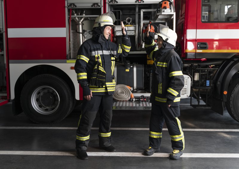 Usred oluje vatrogasci su dobili neobičan poziv: Spašavanje je trajalo samo 15 minuta, a jedan detalj sve je raznježio