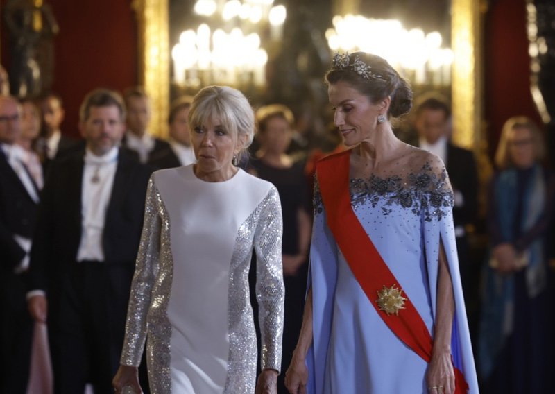 Romantika protiv futurističkog chica: Kraljica Letizia u nebeskoplavoj svili, Brigitte Macron u šljokicama
