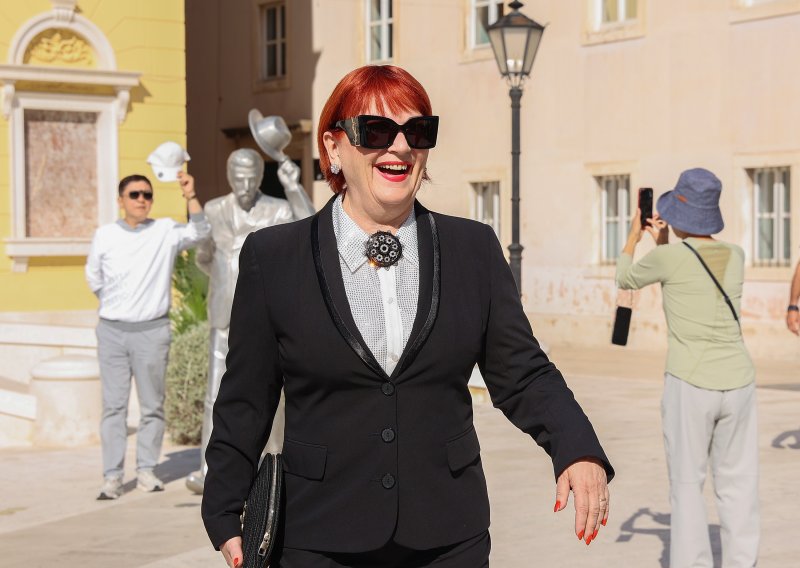 Slavna baka u šetnji Splitom: Zorica Kondža blista od sreće, a pažnju je privukla u elegantnom smokingu