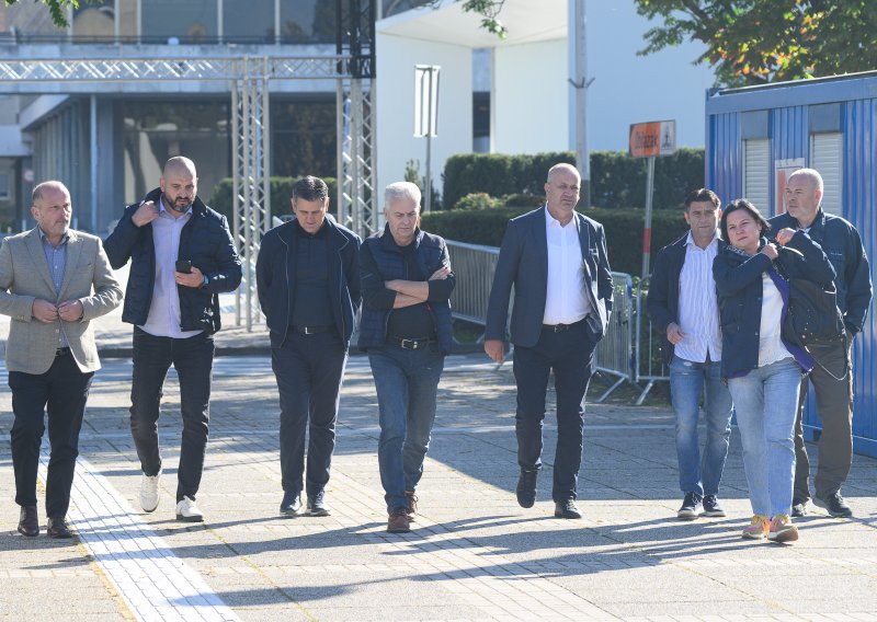 Sindikat Holdinga objavio poziv za prekid štrajka pa ga brzo povukao
