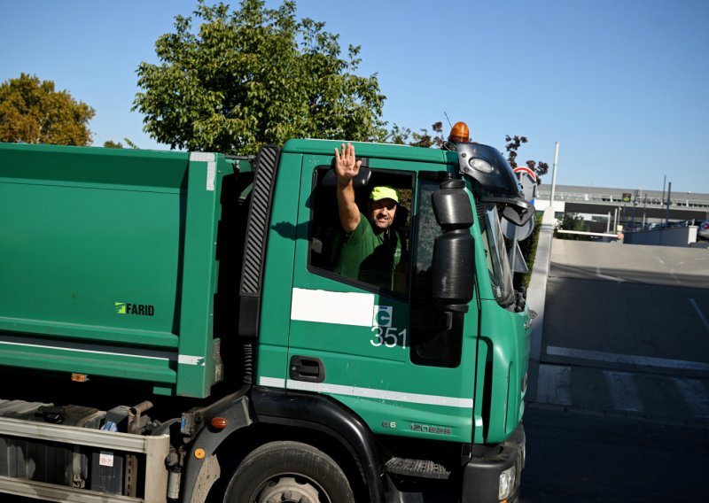 Radnici Holdinga i ZET-a prekinuli štrajk, opet voze autobusi i tramvaji. Oglasio se sindikalist Jović