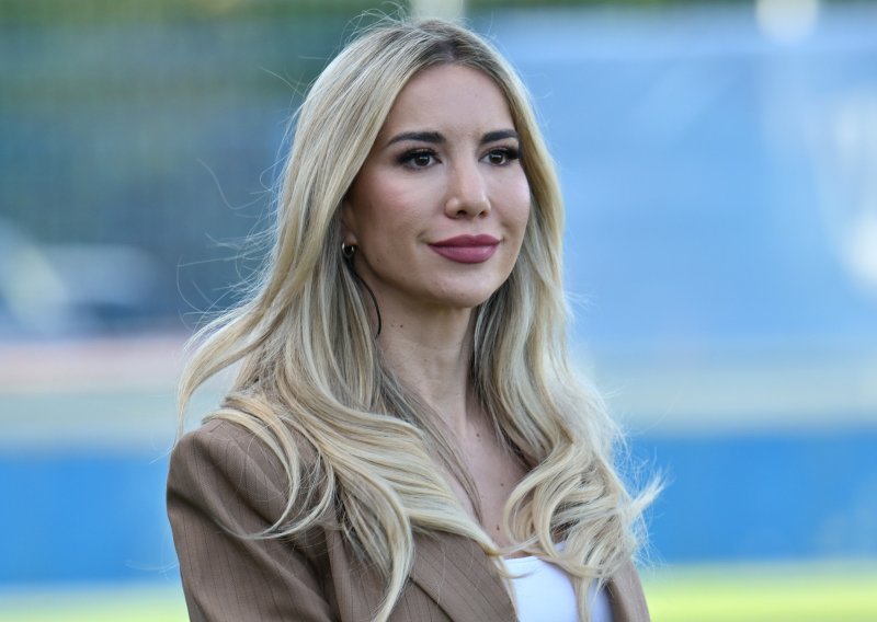 Omiljena sportska novinarka pokazala zavidnu figuru dok uživa u toploj jeseni u Španjolskoj