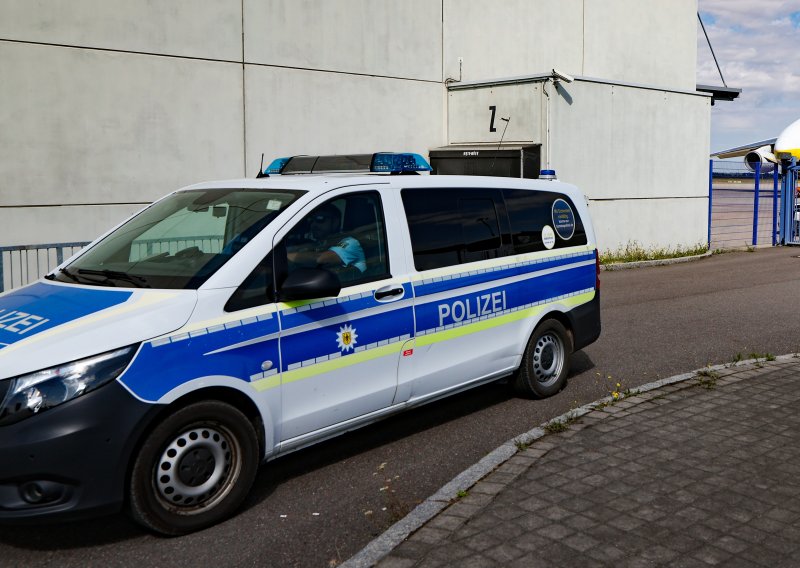 Što se dogodi ako pri 80 km/h aktivirate električnu ručnu? Policija je isprobala