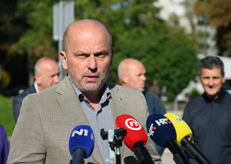 Vučemilović građanima: Suzdržite se od napada na Tomaševića; Jović kaže: Mostovi su srušeni