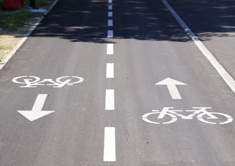 FOTO Završena biciklistička staza u Vukovarskoj: Uređeno 1,2 kilometra, radovi idu dalje prema Savskoj