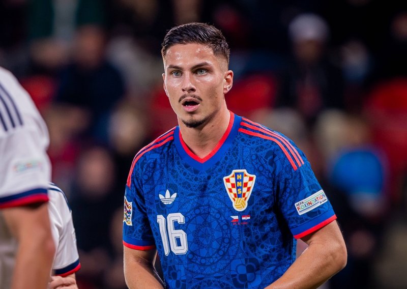 Vatreni za 26. rođendan dobio tortu i prigodnu 'prijetnju': ‘Ne počneš li zabijati, brzo ćeš na tribini navijati‘